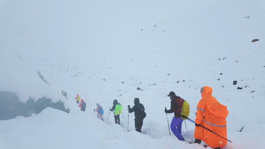 Petugas pemadam kebakaran Tibet menyelamatkan pendaki Everest setelah terdampar akibat badai salju di Tingri, Daerah Otonomi Tibet, Tiongkok, dalam tangkapan layar yang diambil dari video yang dirilis pada 6 Oktober 2025. Departemen Pemadam Kebakaran Tibet/Handout via REUTERS