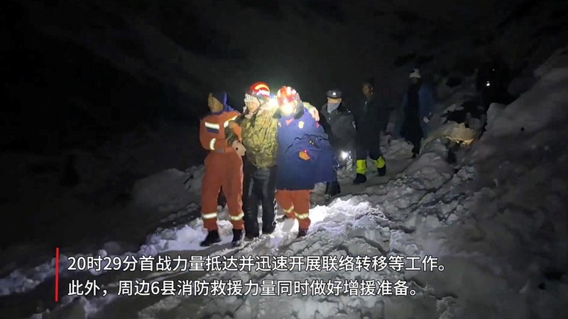 Petugas pemadam kebakaran Tibet menyelamatkan pendaki Everest setelah terdampar akibat badai salju di Tingri, Daerah Otonomi Tibet, Tiongkok, dalam tangkapan layar yang diambil dari video yang dirilis pada 6 Oktober 2025. Departemen Pemadam Kebakaran Tibet/Handout via REUTERS