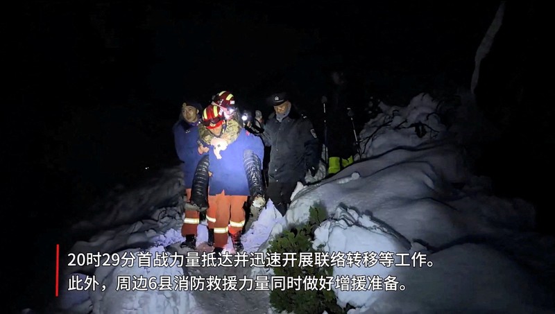 Petugas pemadam kebakaran Tibet menyelamatkan pendaki Everest setelah terdampar akibat badai salju di Tingri, Daerah Otonomi Tibet, Tiongkok, dalam tangkapan layar yang diambil dari video yang dirilis pada 6 Oktober 2025. Departemen Pemadam Kebakaran Tibet/Handout via REUTERS