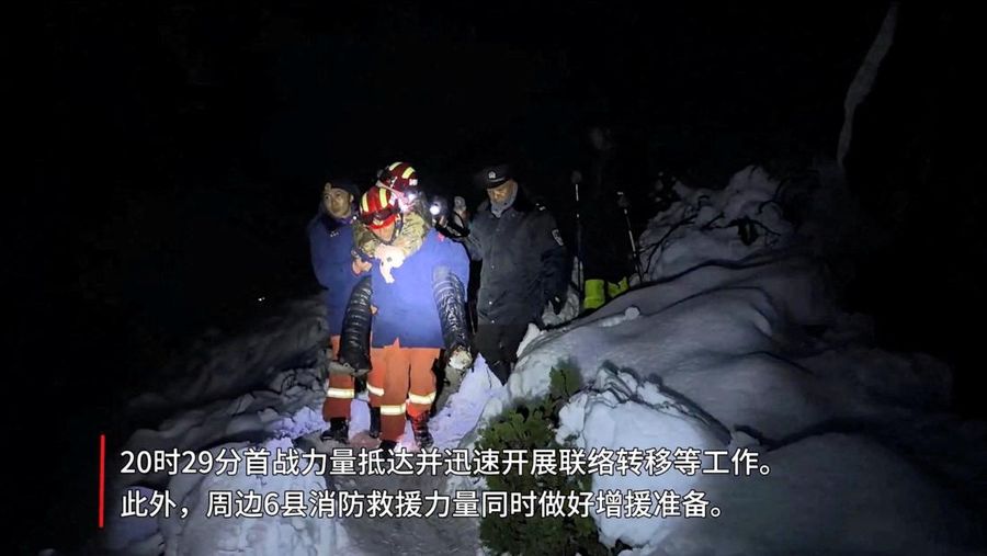 Petugas pemadam kebakaran Tibet menyelamatkan pendaki Everest setelah terdampar akibat badai salju di Tingri, Daerah Otonomi Tibet, Tiongkok, dalam tangkapan layar yang diambil dari video yang dirilis pada 6 Oktober 2025. Departemen Pemadam Kebakaran Tibet/Handout via REUTERS