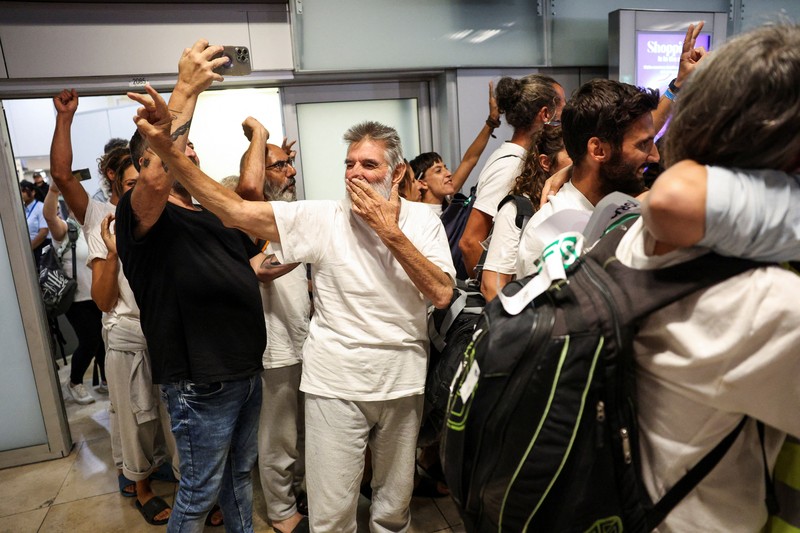 Beberapa aktivis dan politisi Spanyol yang merupakan bagian dari Global Sumud Flotilla dan ditahan oleh pasukan Israel, tiba di Bandara Adolfo Suarez Madrid-Barajas di Madrid, Spanyol, 5 Oktober 2025. (REUTERS/Juan Medina)