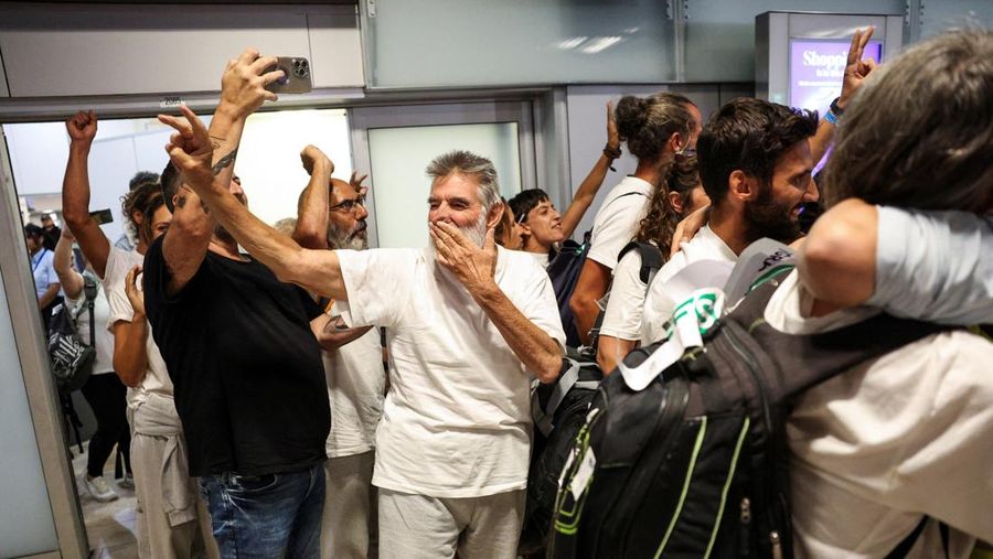 Beberapa aktivis dan politisi Spanyol yang merupakan bagian dari Global Sumud Flotilla dan ditahan oleh pasukan Israel, tiba di Bandara Adolfo Suarez Madrid-Barajas di Madrid, Spanyol, 5 Oktober 2025. (REUTERS/Juan Medina)