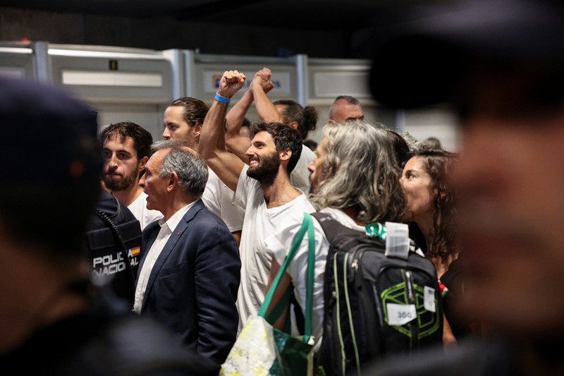 Beberapa aktivis dan politisi Spanyol yang merupakan bagian dari Global Sumud Flotilla dan ditahan oleh pasukan Israel, tiba di Bandara Adolfo Suarez Madrid-Barajas di Madrid, Spanyol, 5 Oktober 2025. Beberapa aktivis dan politisi Spanyol yang merupakan bagian dari Global Sumud Flotilla dan ditahan oleh pasukan Israel, tiba di Bandara Adolfo Suarez Madrid-Barajas di Madrid, Spanyol, 5 Oktober 2025. (REUTERS/Juan Medina)