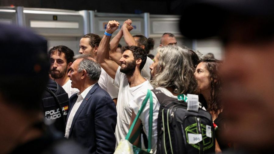 Beberapa aktivis dan politisi Spanyol yang merupakan bagian dari Global Sumud Flotilla dan ditahan oleh pasukan Israel, tiba di Bandara Adolfo Suarez Madrid-Barajas di Madrid, Spanyol, 5 Oktober 2025. (REUTERS/Juan Medina)