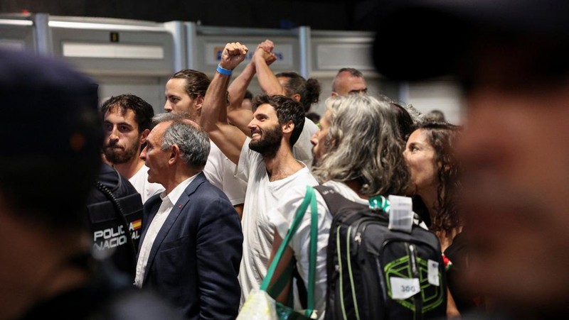 Beberapa aktivis dan politisi Spanyol yang merupakan bagian dari Global Sumud Flotilla dan ditahan oleh pasukan Israel, tiba di Bandara Adolfo Suarez Madrid-Barajas di Madrid, Spanyol, 5 Oktober 2025. (REUTERS/Juan Medina)