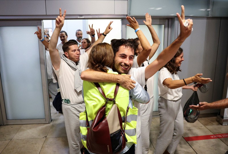Beberapa aktivis dan politisi Spanyol yang merupakan bagian dari Global Sumud Flotilla dan ditahan oleh pasukan Israel, tiba di Bandara Adolfo Suarez Madrid-Barajas di Madrid, Spanyol, 5 Oktober 2025. (REUTERS/Juan Medina)