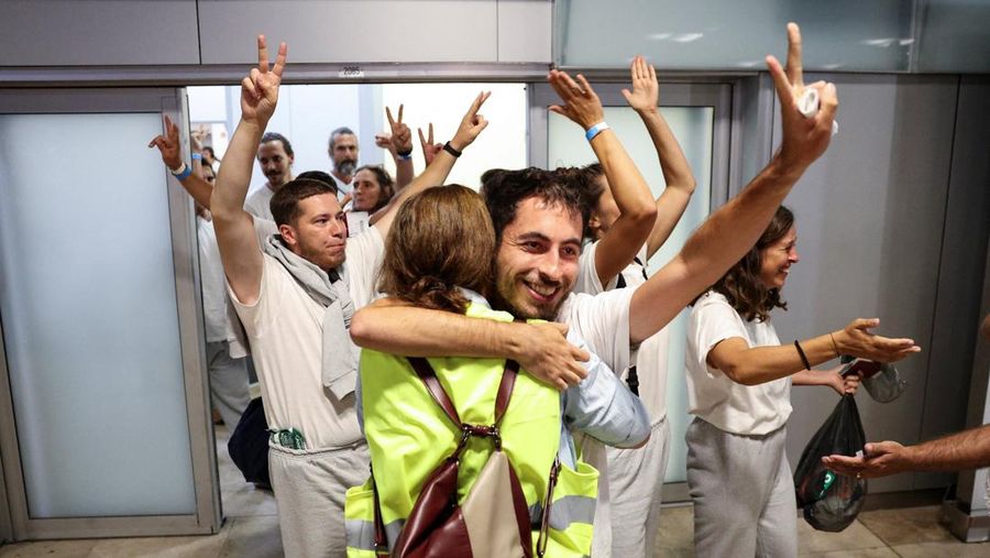 Beberapa aktivis dan politisi Spanyol yang merupakan bagian dari Global Sumud Flotilla dan ditahan oleh pasukan Israel, tiba di Bandara Adolfo Suarez Madrid-Barajas di Madrid, Spanyol, 5 Oktober 2025. (REUTERS/Juan Medina)