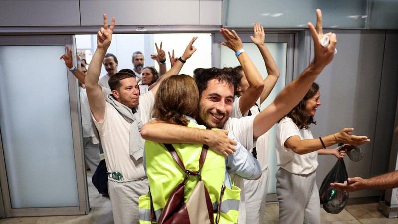 Beberapa aktivis dan politisi Spanyol yang merupakan bagian dari Global Sumud Flotilla dan ditahan oleh pasukan Israel, tiba di Bandara Adolfo Suarez Madrid-Barajas di Madrid, Spanyol, 5 Oktober 2025. (REUTERS/Juan Medina)