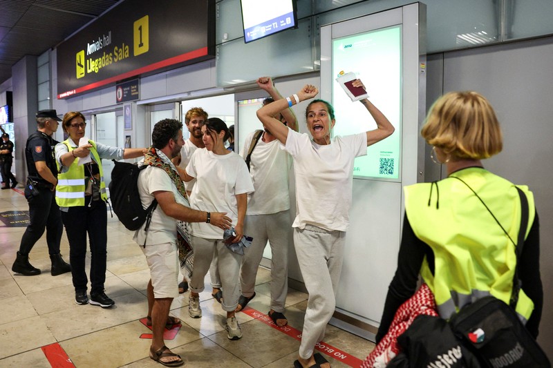 Beberapa aktivis dan politisi Spanyol yang merupakan bagian dari Global Sumud Flotilla dan ditahan oleh pasukan Israel, tiba di Bandara Adolfo Suarez Madrid-Barajas di Madrid, Spanyol, 5 Oktober 2025. Beberapa aktivis dan politisi Spanyol yang merupakan bagian dari Global Sumud Flotilla dan ditahan oleh pasukan Israel, tiba di Bandara Adolfo Suarez Madrid-Barajas di Madrid, Spanyol, 5 Oktober 2025. (REUTERS/Juan Medina)