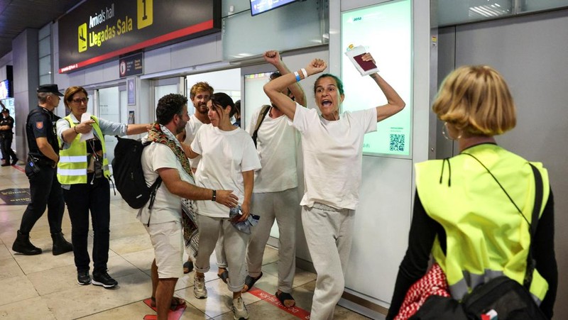 Beberapa aktivis dan politisi Spanyol yang merupakan bagian dari Global Sumud Flotilla dan ditahan oleh pasukan Israel, tiba di Bandara Adolfo Suarez Madrid-Barajas di Madrid, Spanyol, 5 Oktober 2025. (REUTERS/Juan Medina)