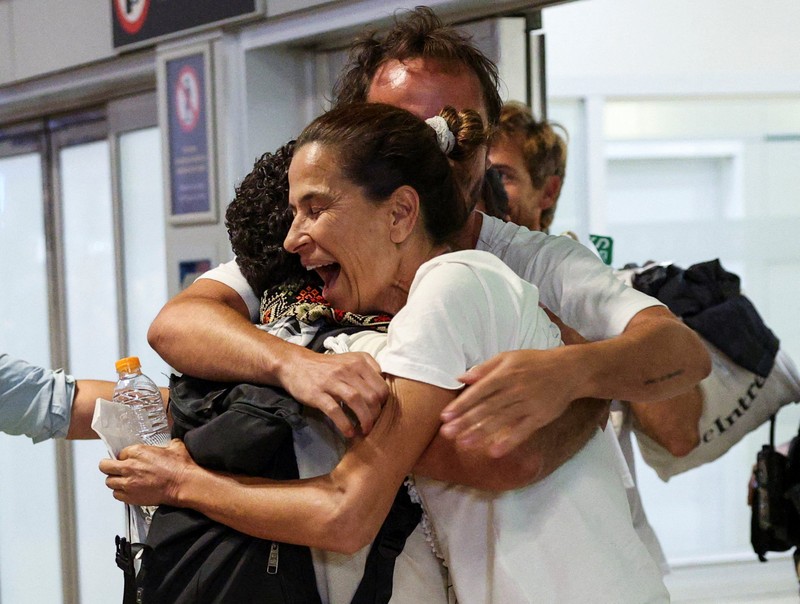 Beberapa aktivis dan politisi Spanyol yang merupakan bagian dari Global Sumud Flotilla dan ditahan oleh pasukan Israel, tiba di Bandara Adolfo Suarez Madrid-Barajas di Madrid, Spanyol, 5 Oktober 2025. (REUTERS/Juan Medina)