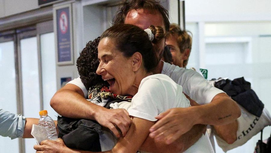Beberapa aktivis dan politisi Spanyol yang merupakan bagian dari Global Sumud Flotilla dan ditahan oleh pasukan Israel, tiba di Bandara Adolfo Suarez Madrid-Barajas di Madrid, Spanyol, 5 Oktober 2025. (REUTERS/Juan Medina)