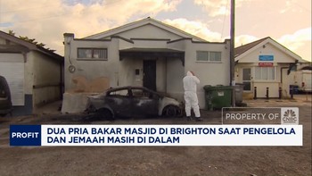 Video: 2 Pria Bakar Masjid di Inggris, Mobil Pengelola Hangus Terbakar