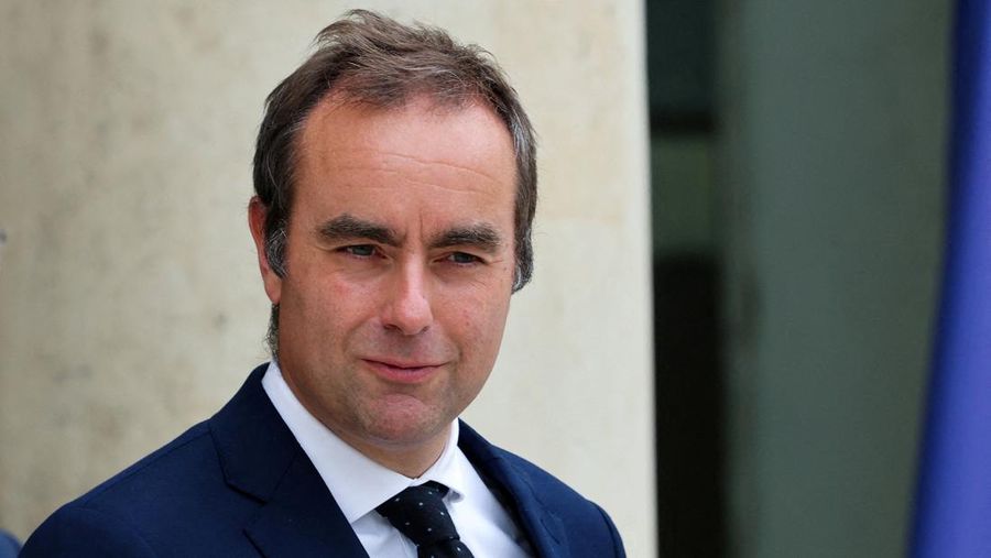 FOTO FILE: Menteri Pertahanan Prancis Sebastien Lecornu meninggalkan kantor setelah rapat kabinet mingguan di Istana Elysee di Paris, Prancis, 3 September 2025. REUTERS/Gonzalo Fuentes/Foto File