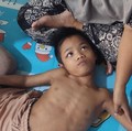 Meliuk Menahan Sakit, Anak ini Ditelantarkan Ibu karena Sakit Parah
