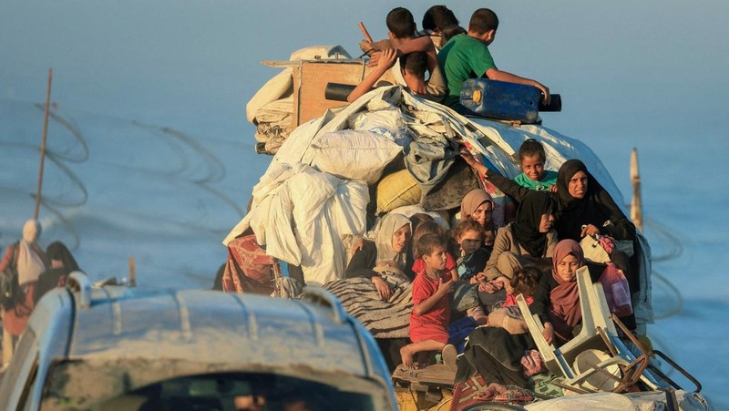 Foto Kombinasi, foto Kiri: Seorang wanita Palestina Iman Abdel Halim Abu Mutlaq menggendong bayi kembarnya yang baru lahir, Uday dan Hamza Abu Odah, di bangsal bersalin di Rumah Sakit Nasser, Khan Younis, Jalur Gaza selatan, 2 November 2023 dua tahun lalu. 
Foto Kanan: Iman Abdel Halim Abu Mutlaq menggendong putra kembarnya Uday dan Hamza Abu Odah di tenda tempat mereka berlindung, di daerah Mawasi, di Khan Younis di Jalur Gaza selatan, 18 September 2025.  (REUTERS/Mohammed Salem-Ramadan Abed)