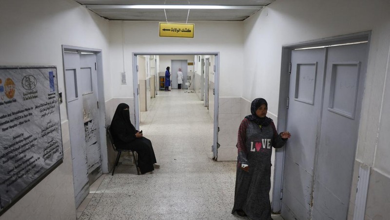 Foto Kombinasi, foto Kiri: Seorang wanita Palestina Iman Abdel Halim Abu Mutlaq menggendong bayi kembarnya yang baru lahir, Uday dan Hamza Abu Odah, di bangsal bersalin di Rumah Sakit Nasser, Khan Younis, Jalur Gaza selatan, 2 November 2023 dua tahun lalu. 
Foto Kanan: Iman Abdel Halim Abu Mutlaq menggendong putra kembarnya Uday dan Hamza Abu Odah di tenda tempat mereka berlindung, di daerah Mawasi, di Khan Younis di Jalur Gaza selatan, 18 September 2025.  (REUTERS/Mohammed Salem-Ramadan Abed)