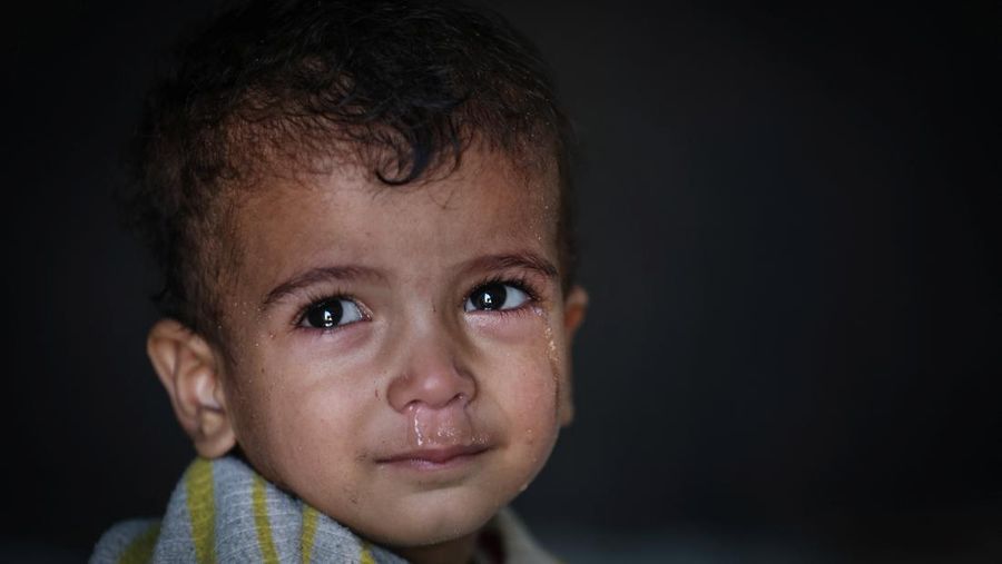 Foto Kombinasi, foto Kiri: Seorang wanita Palestina Iman Abdel Halim Abu Mutlaq menggendong bayi kembarnya yang baru lahir, Uday dan Hamza Abu Odah, di bangsal bersalin di Rumah Sakit Nasser, Khan Younis, Jalur Gaza selatan, 2 November 2023 dua tahun lalu. 
Foto Kanan: Iman Abdel Halim Abu Mutlaq menggendong putra kembarnya Uday dan Hamza Abu Odah di tenda tempat mereka berlindung, di daerah Mawasi, di Khan Younis di Jalur Gaza selatan, 18 September 2025.  (REUTERS/Mohammed Salem-Ramadan Abed)