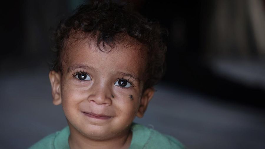 Foto Kombinasi, foto Kiri: Seorang wanita Palestina Iman Abdel Halim Abu Mutlaq menggendong bayi kembarnya yang baru lahir, Uday dan Hamza Abu Odah, di bangsal bersalin di Rumah Sakit Nasser, Khan Younis, Jalur Gaza selatan, 2 November 2023 dua tahun lalu. 
Foto Kanan: Iman Abdel Halim Abu Mutlaq menggendong putra kembarnya Uday dan Hamza Abu Odah di tenda tempat mereka berlindung, di daerah Mawasi, di Khan Younis di Jalur Gaza selatan, 18 September 2025.  (REUTERS/Mohammed Salem-Ramadan Abed)