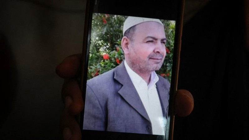 Foto Kombinasi, foto Kiri: Seorang wanita Palestina Iman Abdel Halim Abu Mutlaq menggendong bayi kembarnya yang baru lahir, Uday dan Hamza Abu Odah, di bangsal bersalin di Rumah Sakit Nasser, Khan Younis, Jalur Gaza selatan, 2 November 2023 dua tahun lalu. 
Foto Kanan: Iman Abdel Halim Abu Mutlaq menggendong putra kembarnya Uday dan Hamza Abu Odah di tenda tempat mereka berlindung, di daerah Mawasi, di Khan Younis di Jalur Gaza selatan, 18 September 2025.  (REUTERS/Mohammed Salem-Ramadan Abed)