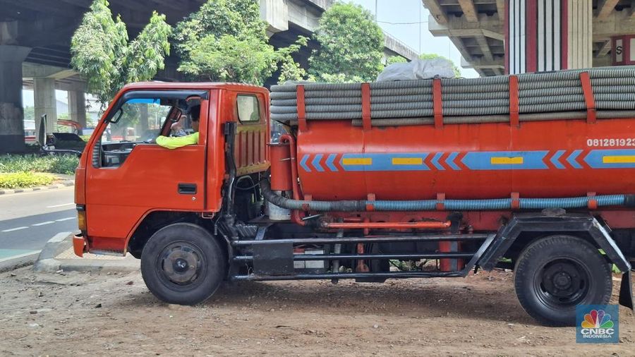 Jasa Sedot WC dikawasan Cawang, Jakarta Timur, Senin,6/10. (CNBC Indonesia/Chandra)
