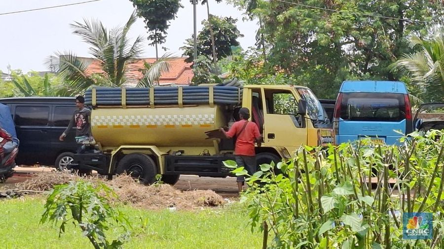 Jasa Sedot WC dikawasan Cawang, Jakarta Timur, Senin,6/10. (CNBC Indonesia/Chandra)
