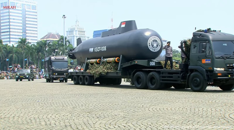 Kapal selam tanpa awak KSOT-008 dipamerkan di HUT ke-80 TNI di Monas, Jakarta, Minggu (5/10/2025). (Tangkapan Layar Youtube/Sekretariat Presiden)