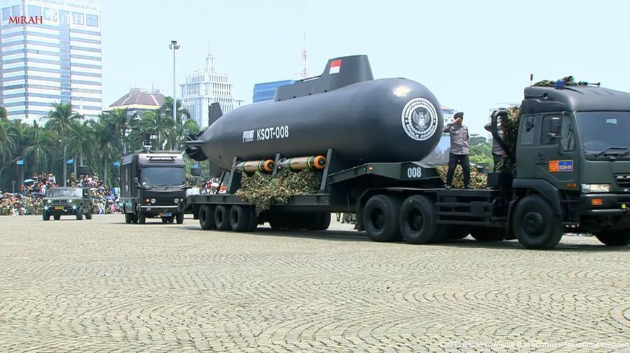 Kapal selam tanpa awak KSOT-008 dipamerkan di HUT ke-80 TNI di Monas, Jakarta, Minggu (5/10/2025). (Tangkapan Layar Youtube/Sekretariat Presiden)