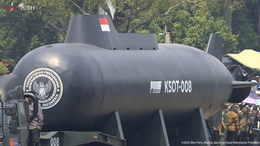 Kapal selam tanpa awak KSOT-008 dipamerkan di HUT ke-80 TNI di Monas, Jakarta, Minggu (5/10/2025). (Tangkapan Layar Youtube/Sekretariat Presiden)
