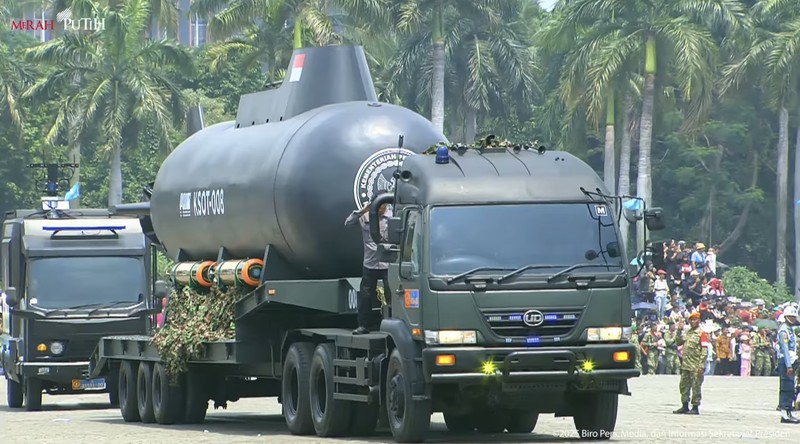 Kapal selam tanpa awak KSOT-008 dipamerkan di HUT ke-80 TNI di Monas, Jakarta, Minggu (5/10/2025). (Tangkapan Layar Youtube/Sekretariat Presiden)