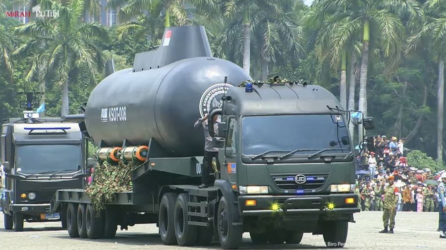 Kapal selam tanpa awak KSOT-008 dipamerkan di HUT ke-80 TNI di Monas, Jakarta, Minggu (5/10/2025). (Tangkapan Layar Youtube/Sekretariat Presiden)