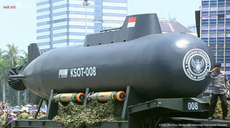 Kapal selam tanpa awak KSOT-008 dipamerkan di HUT ke-80 TNI di Monas, Jakarta, Minggu (5/10/2025). Kapal selam tanpa awak KSOT-008 dipamerkan di HUT ke-80 TNI di Monas, Jakarta, Minggu (5/10/2025). (Tangkapan Layar Youtube/Sekretariat Presiden)