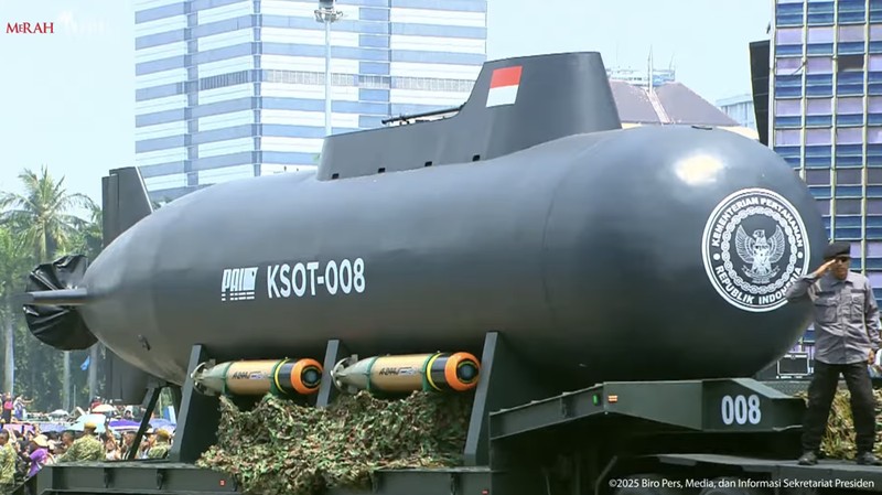 Kapal selam tanpa awak KSOT-008 dipamerkan di HUT ke-80 TNI di Monas, Jakarta, Minggu (5/10/2025). (Tangkapan Layar Youtube/Sekretariat Presiden)