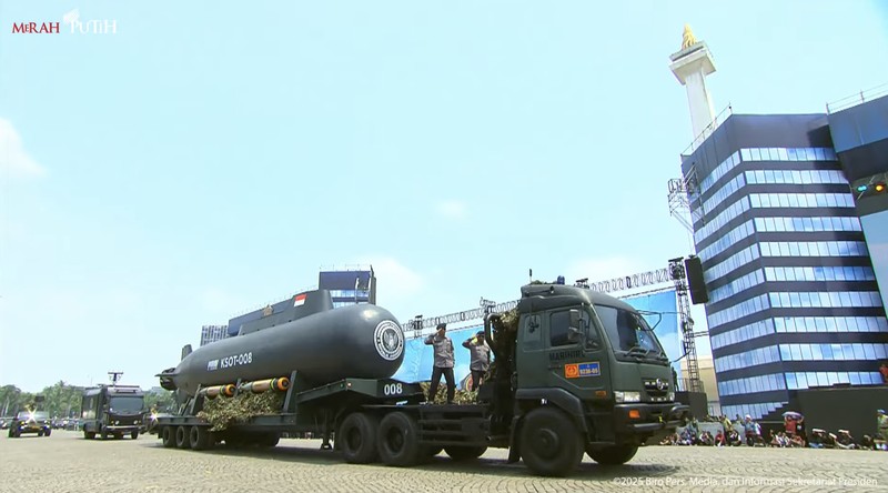 Kapal selam tanpa awak KSOT-008 dipamerkan di HUT ke-80 TNI di Monas, Jakarta, Minggu (5/10/2025). (Tangkapan Layar Youtube/Sekretariat Presiden)