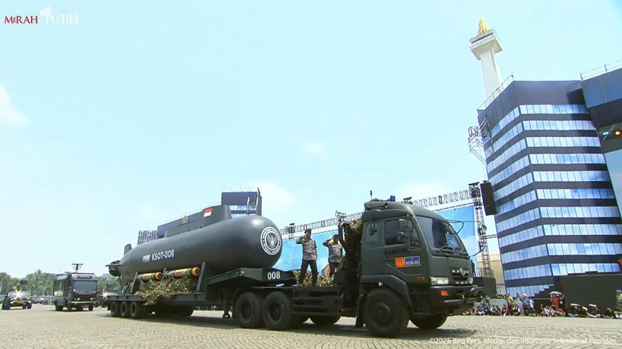 Kapal selam tanpa awak KSOT-008 dipamerkan di HUT ke-80 TNI di Monas, Jakarta, Minggu (5/10/2025). (Tangkapan Layar Youtube/Sekretariat Presiden)