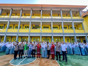 Jadi Pembina Upacara, Kapolres Rohul Ajak Siswa SMA Tanam Pohon