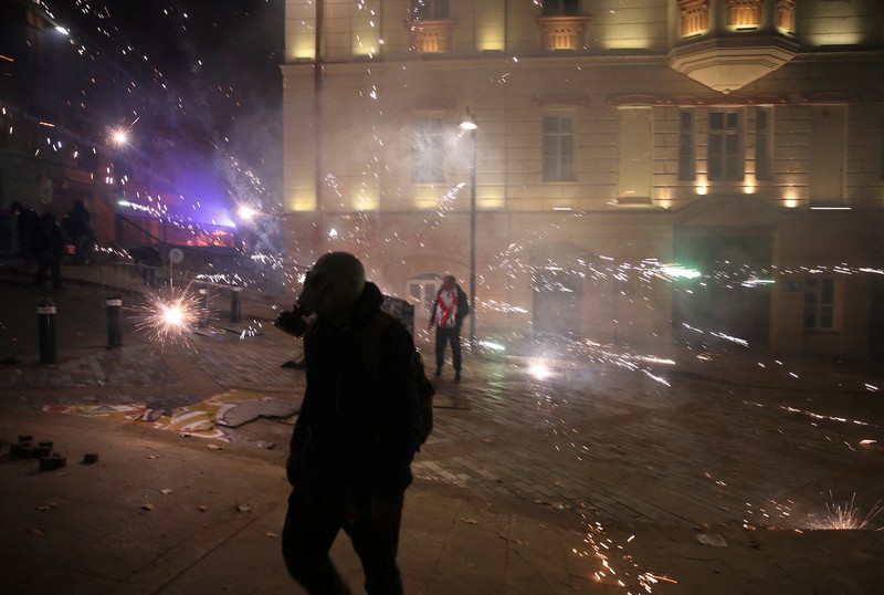 Seorang pengunjuk rasa bentrok dengan petugas polisi selama unjuk rasa oposisi pada hari pemilihan lokal di Tbilisi, Georgia, 4 Oktober 2025. (REUTERS/Irakli Gedenidze)