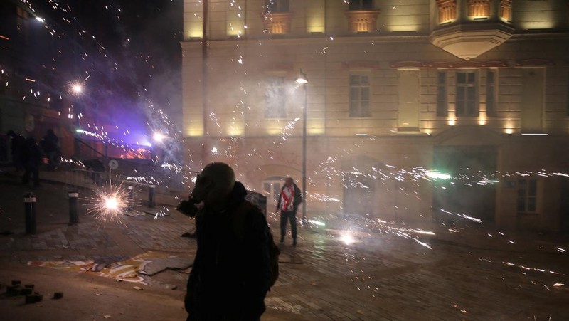 Seorang pengunjuk rasa bentrok dengan petugas polisi selama unjuk rasa oposisi pada hari pemilihan lokal di Tbilisi, Georgia, 4 Oktober 2025. (REUTERS/Irakli Gedenidze)