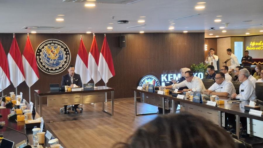 Kementerian Koordinator (Kemenko) Infrastruktur dan Pembangunan Kewilayahan melalukan rapat koordinator (rakor) bersama kementerian lainnya membahas masalah truk overdimensi (Over Dimension-Over Loading/ODOL), Jakarta, Senin, 6/10. (CNBC Indonesia/Chandra)