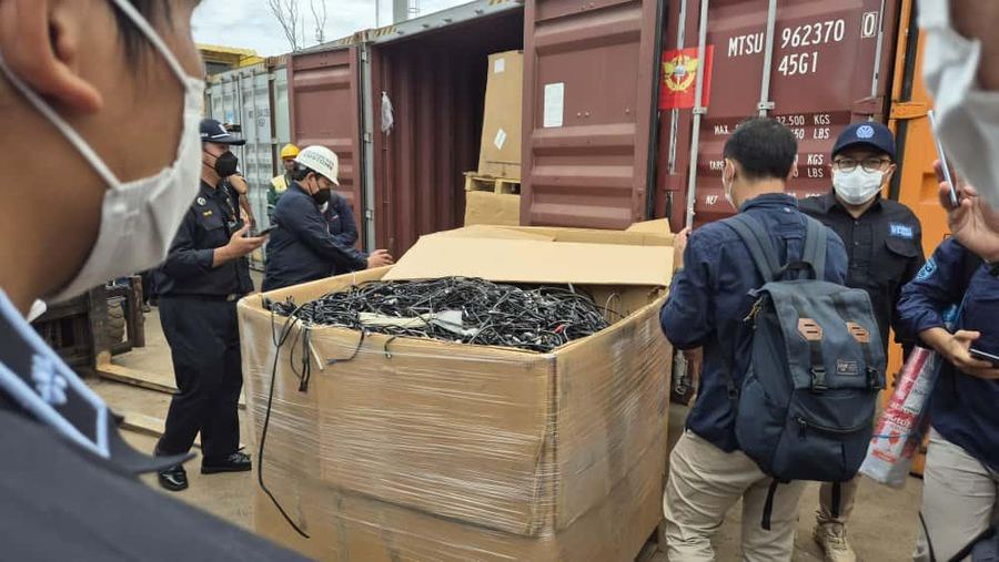 Kementerian Lingkungan Hidup/Badan Pengelolaan Lingkungan Hidup (KLH/BPLH) berhasil menggagalkan masuknya 73 kontainer limbah elektronik (e-waste) ilegal asal Amerika Serikat dan memastikan seluruhnya akan segera dire-ekspor ke negara asalnya. (Dok. KLH/BPLH)