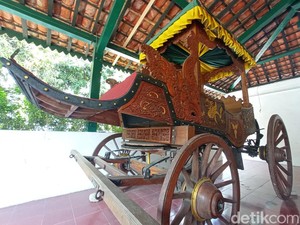 Tradisi Sakral Merawat Kereta Pusaka Keraton Kacirebonan