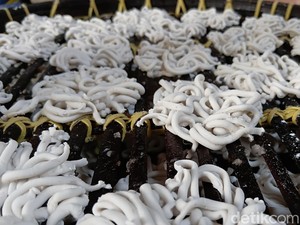 Penjual Kerupuk Sarden di Palembang Berpacu dengan Musim, Andalkan Matahari