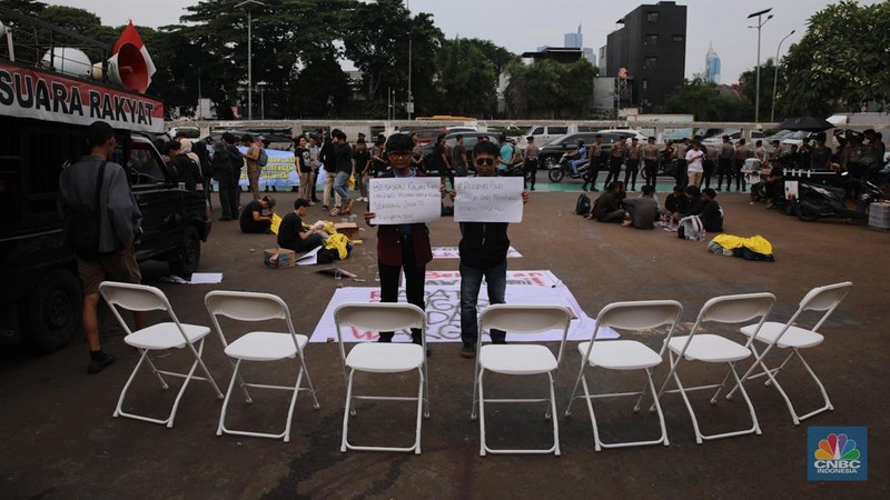 Mahasiswa Universitas Indonesia (UI) yang tergabung di BEM UI menggelar aksi demonstrasi di depan gedung DPR RI, Senin (6/10/2025). (Srealm Indonesia/Faisal Rahman)