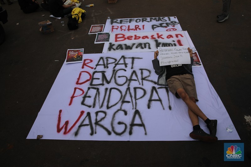 Mahasiswa Universitas Indonesia (UI) yang tergabung di BEM UI menggelar aksi demonstrasi di depan gedung DPR RI, Senin (6/10/2025). (Srealm Indonesia/Faisal Rahman) Mahasiswa Universitas Indonesia (UI) yang tergabung di BEM UI menggelar aksi demonstrasi di depan gedung DPR RI, Senin (6/10/2025). (Srealm Indonesia/Faisal Rahman)