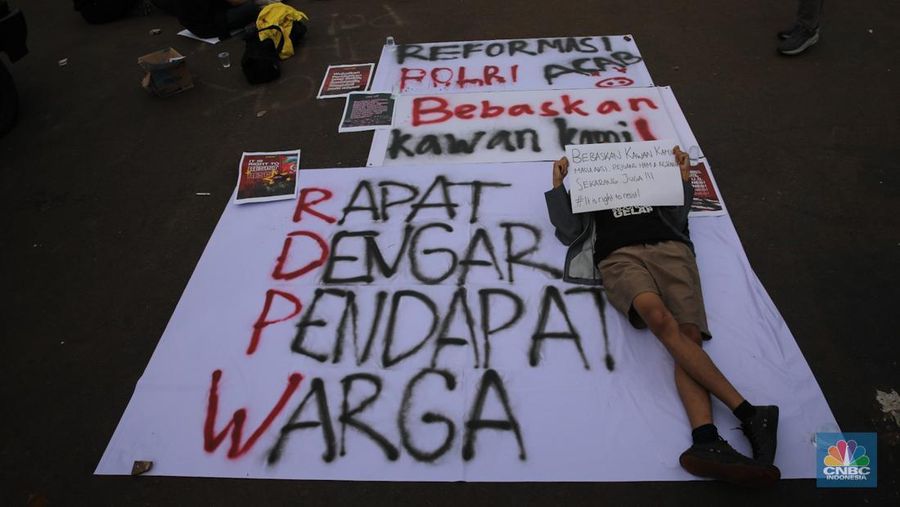 Mahasiswa Universitas Indonesia (UI) yang tergabung di BEM UI menggelar aksi demonstrasi di depan gedung DPR RI, Senin (6/10/2025). (Srealm Indonesia/Faisal Rahman)