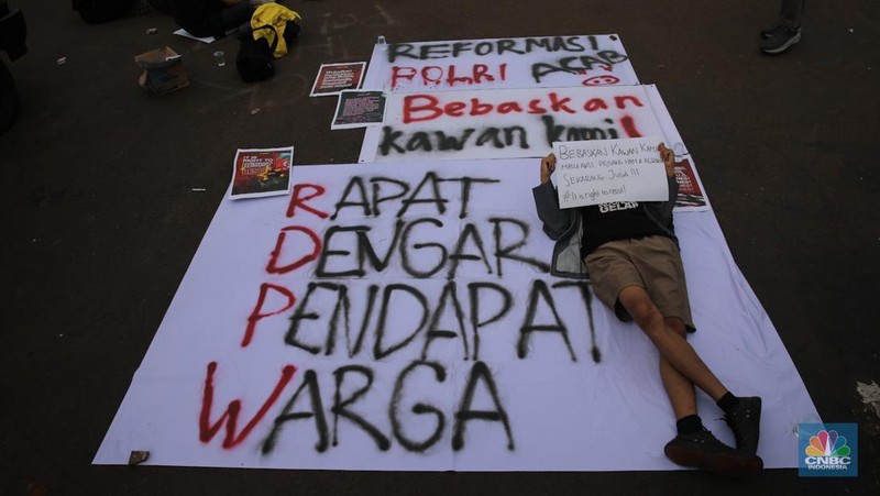 Mahasiswa Universitas Indonesia (UI) yang tergabung di BEM UI menggelar aksi demonstrasi di depan gedung DPR RI, Senin (6/10/2025). (Srealm Indonesia/Faisal Rahman)