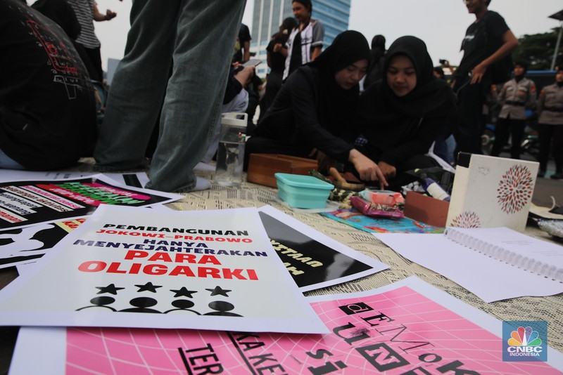 Mahasiswa Universitas Indonesia (UI) yang tergabung di BEM UI menggelar aksi demonstrasi di depan gedung DPR RI, Senin (6/10/2025). (Srealm Indonesia/Faisal Rahman)