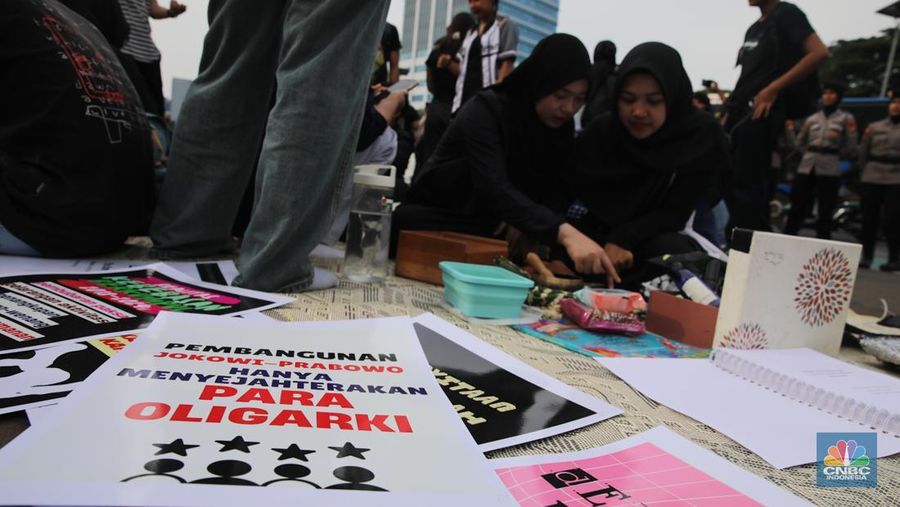 Mahasiswa Universitas Indonesia (UI) yang tergabung di BEM UI menggelar aksi demonstrasi di depan gedung DPR RI, Senin (6/10/2025). (Srealm Indonesia/Faisal Rahman)