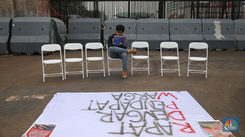 Mahasiswa Universitas Indonesia (UI) yang tergabung di BEM UI menggelar aksi demonstrasi di depan gedung DPR RI, Senin (6/10/2025). (Srealm Indonesia/Faisal Rahman)