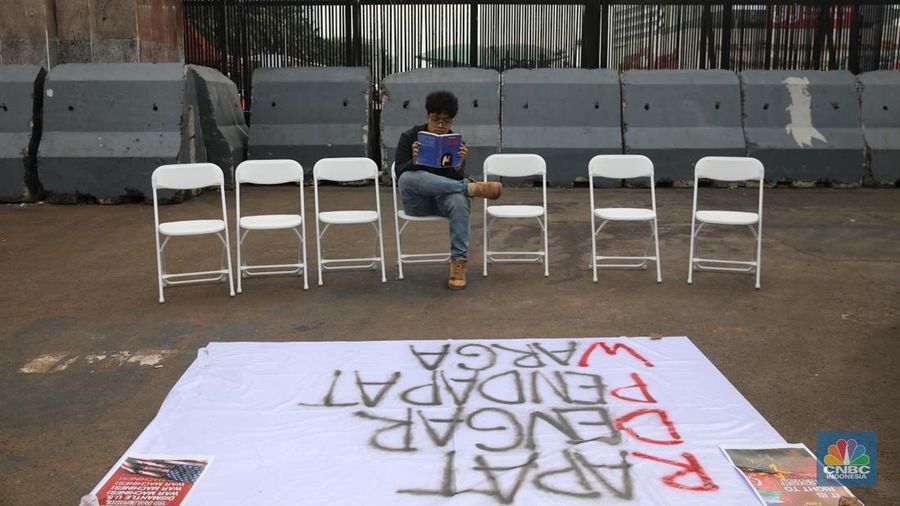 Mahasiswa Universitas Indonesia (UI) yang tergabung di BEM UI menggelar aksi demonstrasi di depan gedung DPR RI, Senin (6/10/2025). (Srealm Indonesia/Faisal Rahman)